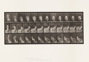 Tallerken 417. Toilet; Sidder og tager strømper på af Eadweard Muybridge