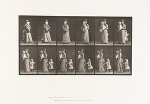 Plade 52. Gånde bærende barn, vende sig om; endnu et barn (70) holder fast i kjole på 9 af Eadweard Muybridge