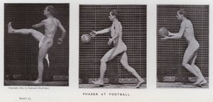 Den menneskelige figur i bevægelse: faser ved fodbold (s/h foto) af Eadweard Muybridge
