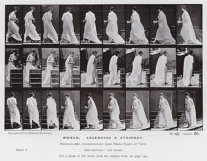 Den menneskelige figur i bevægelse: kvinde, der går op ad en trappe (s/h foto) af Eadweard Muybridge