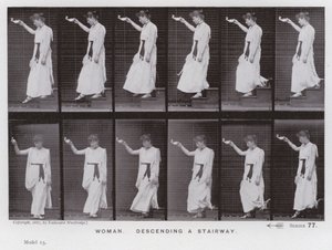 Den menneskelige figur i bevægelse: kvinde, der går ned ad en trappe (s/h foto) af Eadweard Muybridge