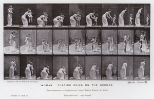 Den menneskelige figur i bevægelse: Kvinde, der placerer et barn på jorden (s/h foto) af Eadweard Muybridge