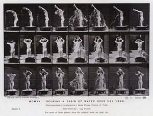 Den menneskelige figur i bevægelse: Kvinde, der hælder et bassin med vand over sit hoved (s/h-billede) af Eadweard Muybridge