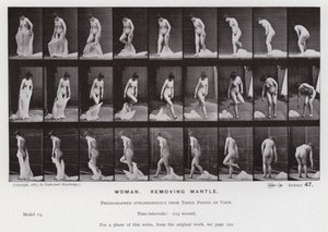 Den menneskelige figur i bevægelse: kvinde, der fjerner kappen (s/h-billede) af Eadweard Muybridge