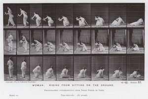 Den menneskelige figur i bevægelse: kvinde, der rejser sig fra at sidde på jorden (s/h foto) af Eadweard Muybridge