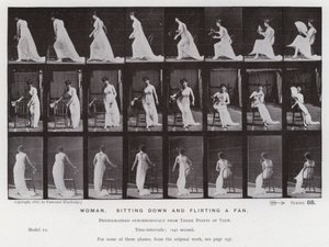 Den menneskelige figur i bevægelse: Kvinde, der sætter sig ned og flirter en fan (s/h-billede) af Eadweard Muybridge