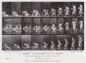 Den menneskelige figur i bevægelse: Kvinde, der sætter sig på jorden (s/h foto) af Eadweard Muybridge