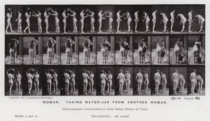 Den menneskelige figur i bevægelse: Kvinde, der tager en vandkrukke fra en anden kvinde (s/h-billede) af Eadweard Muybridge
