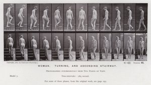 Den menneskelige figur i bevægelse: kvinde, drejende og opadgående trappe (s/h foto) af Eadweard Muybridge