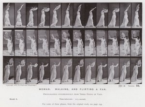 Den menneskelige figur i bevægelse: Kvinde, der går og flirter med en fan (s/h-billede) af Eadweard Muybridge