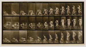 Kvinde sidder ned på jorden, fra bogen Animal Locomotion af Eadweard Muybridge