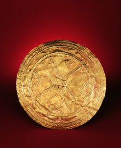 Skive muligvis brugt som broche, fra Tedavnet, County Monaghan, 2200-2000 f.Kr. (guld)