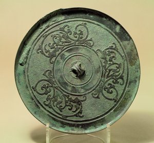 Spejl med sammenflettede drager, østlige Zhou-dynasti, krigsførende stater, 475-221 f.Kr. (bronze)
