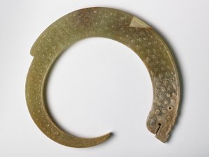 Vedhæng i form af en krølledrage (jade)