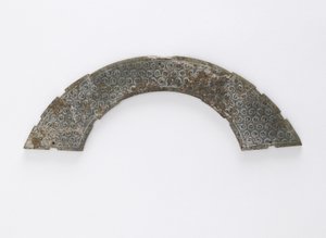 Tynd plaque skåret i cirkelbue, af typen huang, Changsha, Hunan-provinsen, 4.-3. århundrede f.Kr. (jade)