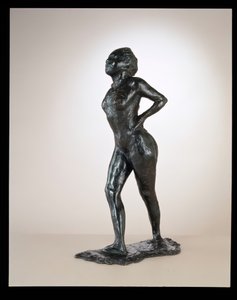 Danser i hvile, hænder på hofter, højre ben fremad, ca. 1881-1890 støbt 1919-1925. af Edgar Degas