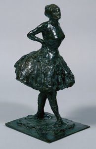 Danserinde i afslappet kjole, hænderne på hofterne, højre ben fremad, støbt ca. 1919-21 af Edgar Degas