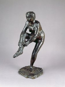 Danser tager sine strømper på (bronze)