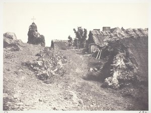 Stråtækte hytter i Auvergne, med en Golgata, 1852, trykt 1978. af Édouard Baldus