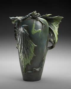 "Dragon" Vase, Riessner, Stellmacher & Kessel, ca. 1900 (lertøj) af Edouard Stellmacher