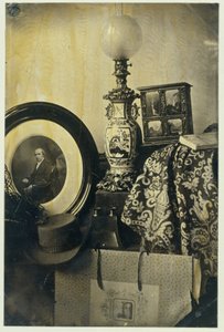 Stilleben med fotografisk portræt af Asser, stereoskop og portfolio