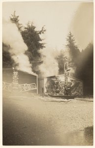 [Da de lysende flammer steg højere op, malede de havet, der skvulpede ved foden af en spøgelsesagtig skov, rødt]. af Edward S. Curtis