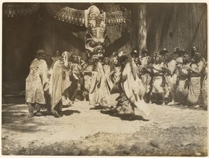 [Naida danser Livets og dødens dans] af Edward S. Curtis