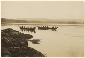 [Krigerne, både unge og gamle, satte deres kanoer i vandet] af Edward S. Curtis