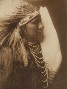 [Tre fjer - en nez perce-indianer]. af Edward S. Curtis