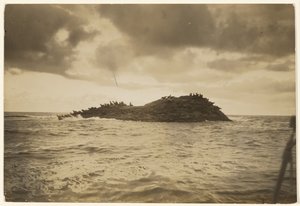 [Min kano har båret mig til klippefyldte øer med bølgeslag]. af Edward S. Curtis