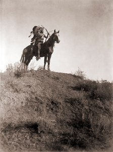 Absaroke Warrior on Horseback af Edward S. Curtis, ca. 1910 (sølvtryk) af Edward Sheriff Curtis