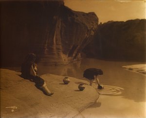 Ved den gamle brønd i Acoma, ca. 1904 (orotone) af Edward Sheriff Curtis