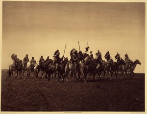 Brate krigsfest. Et band af Sioux Brules afspiller et raid mod fjenden. Foto taget fra bind 3 af Edward S. Curtis