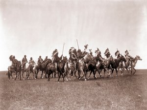 Brule Sioux War Party af Edward S. Curtis, ca. 1907 (tonet sølvtryk) af Edward Sheriff Curtis