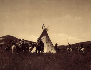 Camp Sioux. Det var sædvane for krigere at ride i en cirkel rundt om deres leders tipi, før de gik på fjendens raid. Foto taget fra bind 3 af Edward S. Curtis