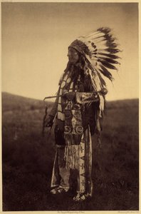 Højde Hawk. Warriors sæt kjoler til en fantastisk lejlighed: læderskjorte, leggings, mokkasiner, pibeskede (alt sammen broderet med pikanter af griseepos), krigshovedbeklædning med ørnefjer, stafet med stenhoved, med en hovedbund. Hight Hawk øvelser over S af Edward Sheriff Curtis