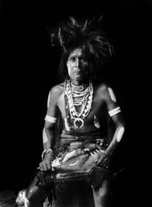 Hopi indianer, iført en Naja om halsen, foto af Edward S. Curtis, ca. 1921 af Edward Sheriff Curtis