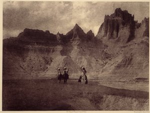 I Badlands. Dette fantastiske billede blev lavet i Sheep Mountain, på Pine Rige Reserve, Badlands, South Dakota. Foto taget fra bind 3 af Edward S. Curtis