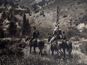 Indianere i Amerika af Apsaroke-stammen i den sorte canyon, USA af Edward Sheriff Curtis