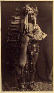 Iron Brest, Piegan. Kostume af et medlem af Bulls, et tidligere samfund, der er forsvundet i mange år Foto fra bind 6 af encyklopædien udgivet af Edward S. Curtis (1868-1952) om indianerne i Nordamerika, med et forord af Theodore Roosev