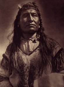 New Chest, indisk Piegan. Foto taget fra bind 6 af encyklopædien udgivet af Edward S. Curtis (1868-1952) om indianerne i Nordamerika, med et forord af Theodore Roosevelt. Mellem 1907 og 1930 udkom 20 bind. af Edward Sheriff Curtis