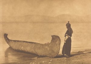 På bredden af søen - Kutenai, 1910. af Edward Sheriff Curtis