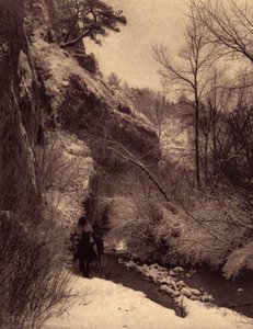 Passerer klippen, vinterscene. Apsaroke-indianere rider langs en klippe i sneen ved Pryor-floden, Montana. Foto taget fra bind 4 af encyklopædien udgivet af Edward S. Curtis (1868-1952) om indianerne i Nordamerika, med et forord af Theo af Edward Sheriff Curtis