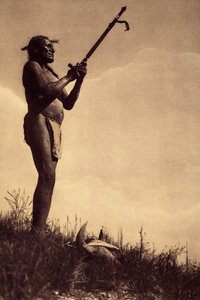 Bøn til mysteriet. Når man bad hende, blev piben altid ofret til Grand Manitou ved at hæve den til himlen. Ved fødderne af den tilbedende er et bøffelkranie, der symboliserer ånden i det dyr, som indianerne var så afhængige af. Manden vi ser jeg af Edward Sheriff Curtis