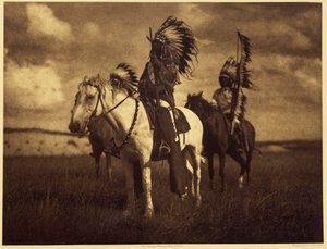 Sioux-høvdinge. Meget ofte dannede to eller tre mænd en krigstroppe og rejste i uger eller måneder. Nogle gange kom de tilbage med hovedbund, heste eller kvinder. Så, uanset dens størrelse, vidste krigstroppen nederlag, og der var ingen overlevende at fort