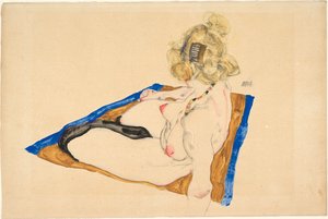 Blond nøgen siddende på et brunt tæppe med en blå kant, 1912.