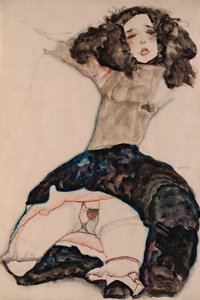 En sortthåret pige med nøjen opsmøget nederdel af Egon Schiele