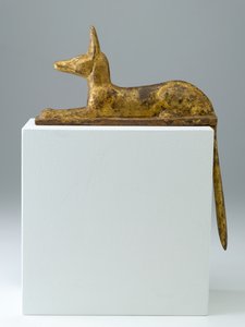 Anubis i form af en liggende sjakal, 26.-25. dynasti, sen periode, 715-525 f.Kr. (træ med gesso og forgyldning)