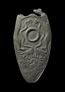 Ceremoniel palet med et reservoir til maling af øjenfarve, omgivet af udskårne dyr, fra hoveddepotet, Hierakonpolis, Egypten, ca. 3000 f.Kr. (skifer)