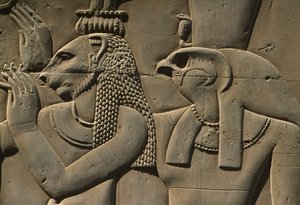 Detalje af et relief, Bastet og Horus sten